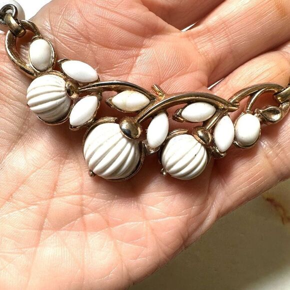 Tirfari  vintage Alfred Philipe white and gold tone necklace - Picture 9 of 13